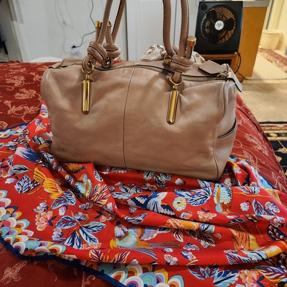 CHLOE Tan Shoulder Bag with Gold Accents - Picture 4 of 13